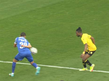 נגיעת היד שלא הובילה לשריקה לפנדל