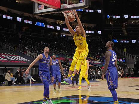 יאניס זכה ב-MVP בשנה הבאה. רוצים ריפיט (Getty)