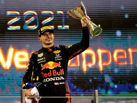 ורסטאפן חוגג בסיום המירוץ באבו דאבי (Getty)