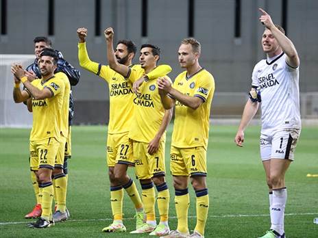מכבי תל אביב חוגגת כל הדרך למקום השני (דני מרון)