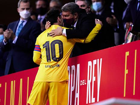 לאפורטה ומסי. עזיבתו של הארגנטיני חסכה מיליונים רבים עבור המועדון (GETTY)