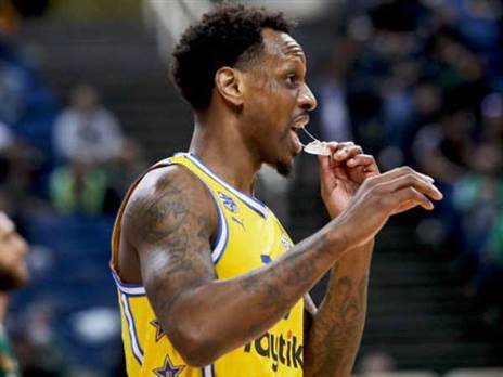 קלע שלשה נדירה בפתיחה רבע נטולת סלים. נאנלי (GETTY)