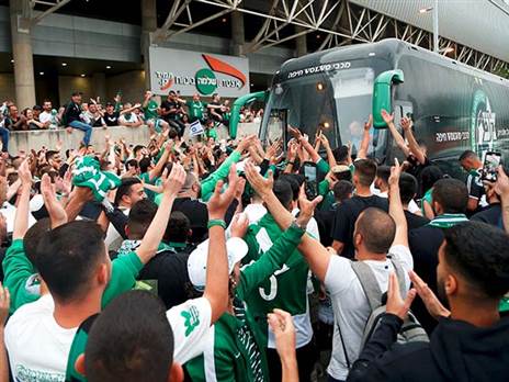 אוהדי מכבי חיפה מחוץ למושבה (אלן שיבר)