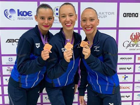 הדואט עם המדליה (באדיבות איגוד השחייה)