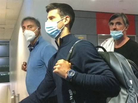 נולה אחרי שהורד מהמטוס לאוסטרליה בינואר (Getty)