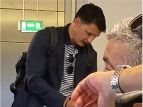 איביץ' בשדה התעופה. הסרבי מתחיל לעבוד