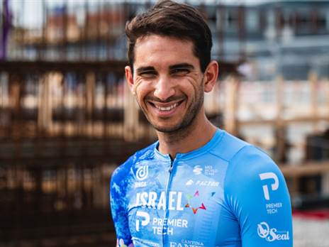 גיא ניב מחויך (נועה ארנון)