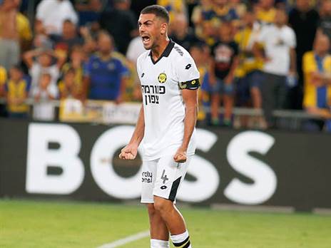 שלמה. עוזר בהנעת הכדור (אלן שיבר)