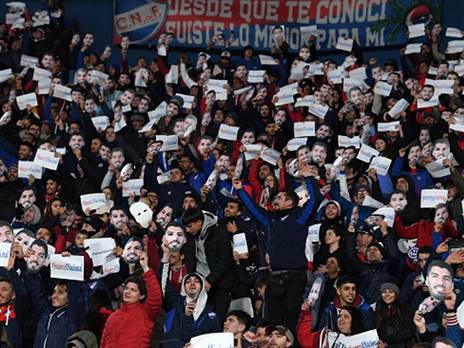 "לואיסיטו, לואיסיטו". אוהדי נאסיונל הלילה (Photo by PABLO PORCIUNCULA/AFP via Getty Images