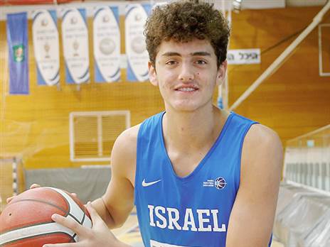 צעיר בשנה, אך עם כישרון ברמות הגבוהות. דולינסקי (אלן שיבר)