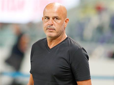 בונה את ההרכב לבכורה בליגה. אבוקסיס (צילום: אלן שיבר)