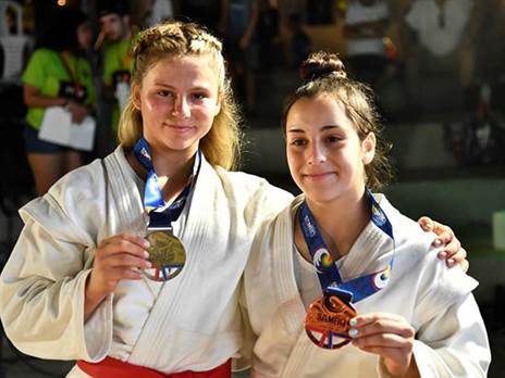 מימין: נהורה שתבאי וטלי סמואלסון (באדיבות התאחדות הסמבו בישראל)