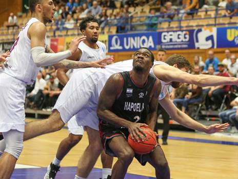 ג'ונס. סיים עם דאבל דאבל (FIBA)