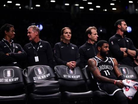 קיירי. מאמינים לו? (Dustin Satloff/Getty Images)