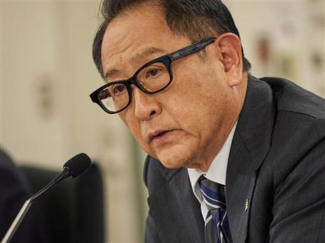 אקיו טויודה. כולם ממהרים לרכב החשמלי (צילום: יצרן)