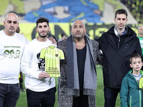 ברק אברמוב במשחק בטדי. הופיע לראשונה בפומבי מאז השוד (דני מרון)