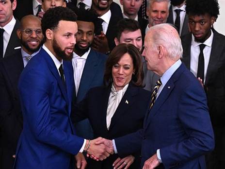 לחיצת יד בין נשיא וכוכב. ביידן וסטף קרי (getty)