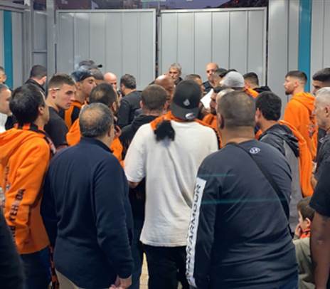 אבו אלעם מדבר עם אוהדי בני יהודה בתחומי האיצטדיון