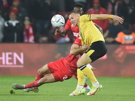 עדן קארצב. היה במוקד היציעים בטרנר (ברני ארדוב)