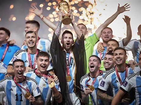 עם הגביע (GETTY)