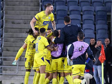 "הלב ניצח". שחקני ריינה חוגגים (צילום: דני מרון)