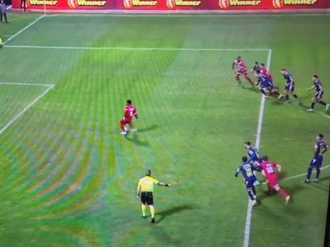 קרדוסו נכנס לרחבה במהלך הבעיטה