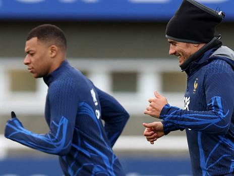 גריזמן מחייך באימון צרפת. הכל בסדר? (GETTY)