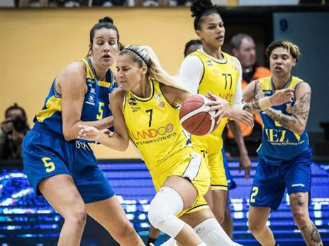 בבקינה מול כהן (קרדיט: עודד קרני, מנהלת ליגת העל לנשים בכדורסל)