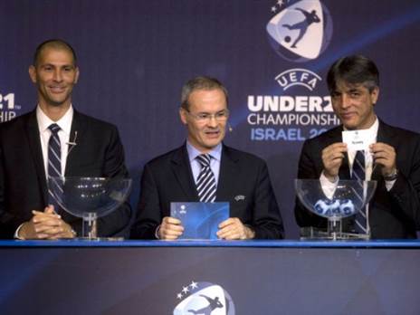 אוחנה בהגרלת יורו הצעירות (MENAHEM KAHANA/AFP via Getty Images)