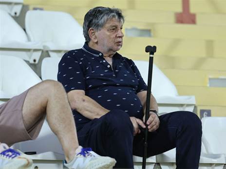 יחפש מאמן חדש. יצחק שום (לירון מולדובן)