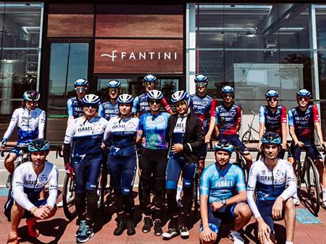 חברי הקבוצה בצילום משותף (צילום: נועה ארנון)