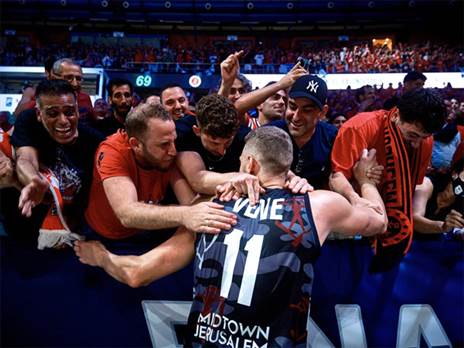 והשיגה ניצחון ענק (FIBA)