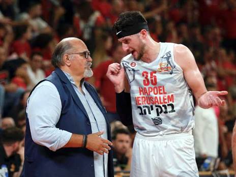 הנקינס ודז'יקיץ' (אלן שיבר)