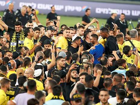 יסתפקו בקנס כספי ועונש על תנאי. אוהדי בית"ר על הדשא בסמי עופר (צילום: אלן שיבר)