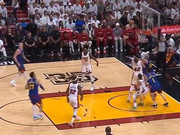 כולם מסתכלים על הכדור, מארי לוקח את הריבאונד