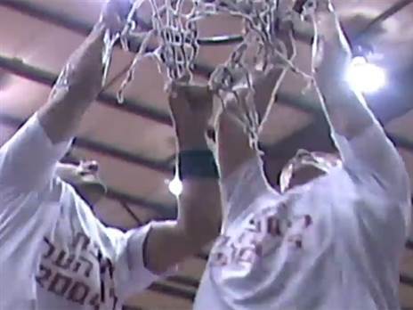 גוזרים רשתות באוסישקין. מכבי ת