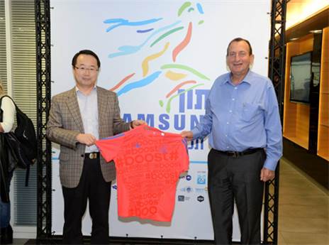 חולדאי (מימין). זמן למצוא דרך חדשה לתמוך בקבוצות (פייסבוק)