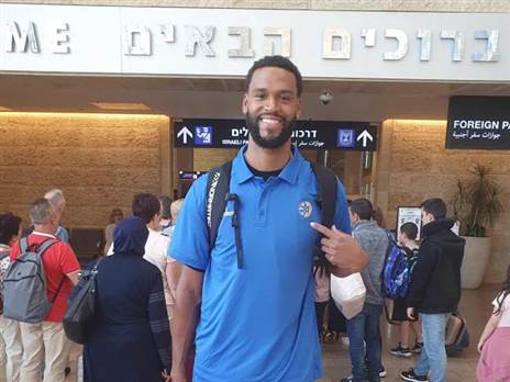 נחת בנתב"ג. ווב (מתוך הטוויטר הרשמי של מכבי ת"א)