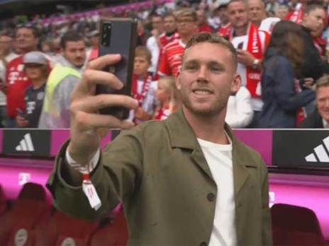 פרץ מצטלם עם האוהדים באליאנץ ארנה