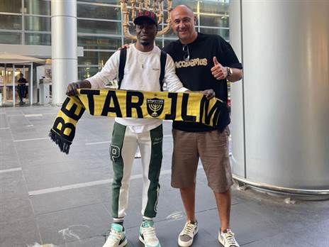 סורו וסוכנו פרנק בלחסן (באדיבות בית"ר ירושלים)