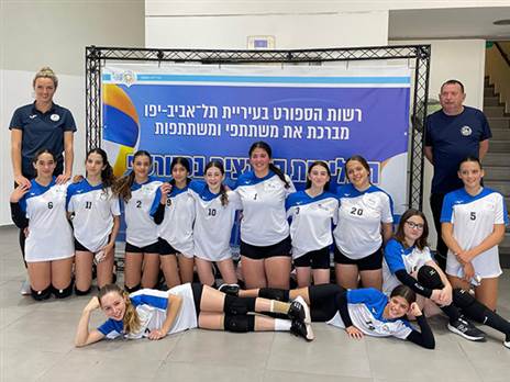 עלמה אור (מספר 2) וגלי טרשצ'נסקי (6) עם הקבוצה. צילום: פרטי