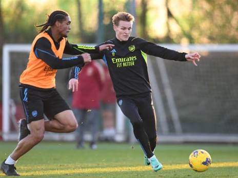 מרטין אודגור באימון ארסנל. יהיה כשיר לשבת? (GETTY)