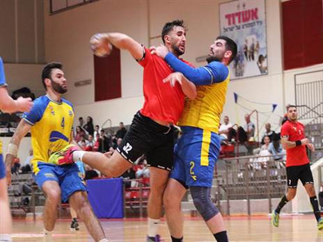 איתי סויסה מול שניר נציה הערב במפגש בין אשדוד למכבי תל אביב (צילום: איתי אניג'ר)