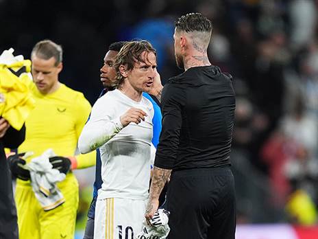 מודריץ` עם ראמוס. החליפו חולצות בסיום (Angel Martinez/Getty Images)