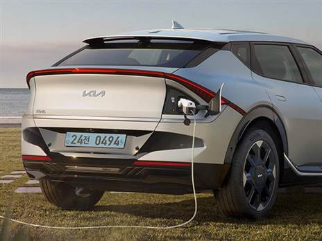 מנועים זהים, אבל הסוללה גדולה יותר