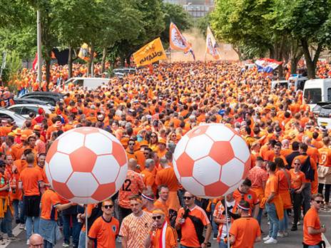 הקרנבל מחוץ לאיצטדיון (GETTY)