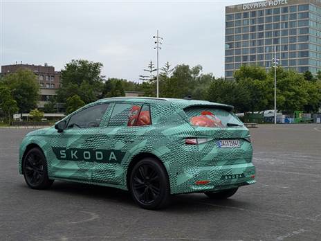 קצר מהאניאק ב-16 ס"מ, אבל בסיס הגלגלים זהה