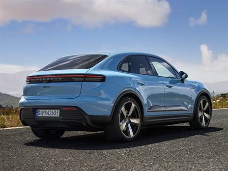 הנעה אחורית  בלבד, אבל רק חצי שנייה איטית יותר ל-100 קמ"ש