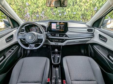 גם מבפנים העיצוב מהווה התפתחות מהדור הקודם ולא מדובר בשום סוג של מהפכה