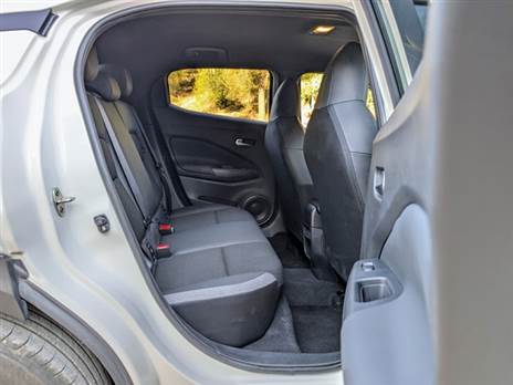 צפוף מאחור, לא הצטרפו פתחי מיזוג, אבל יש עוד שקע USB